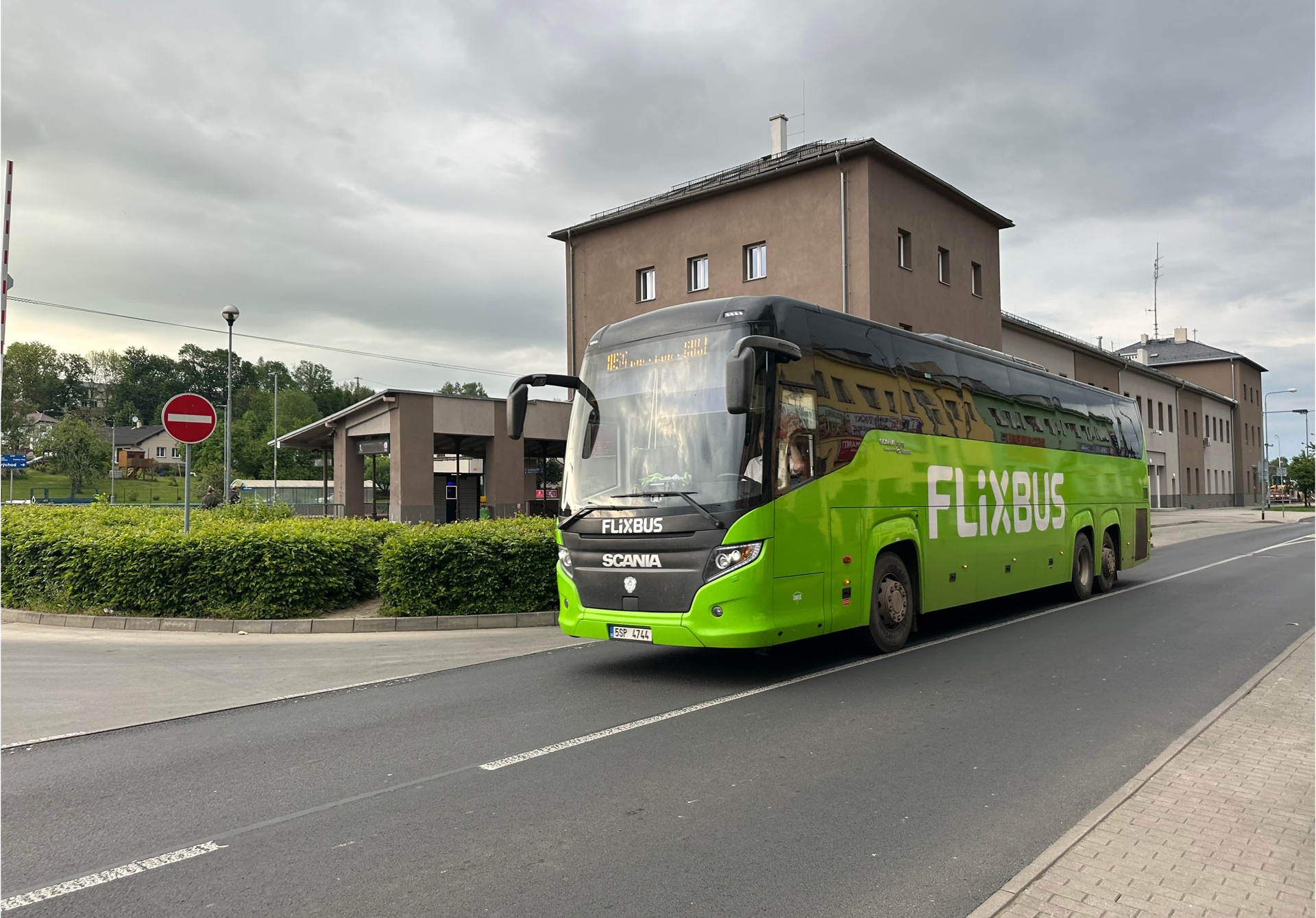 Vlakové a autobusové nádraží v blízkosti